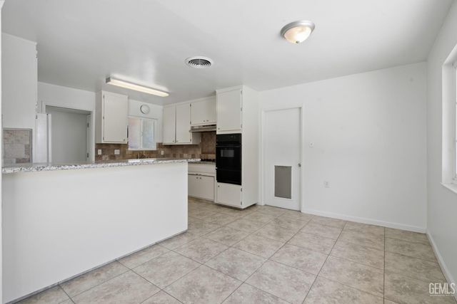 1005 McGregor Avenue, Bakersfield, CA 93308
