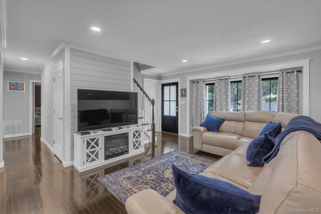 31 Apple Lane, Commack, NY 11725
