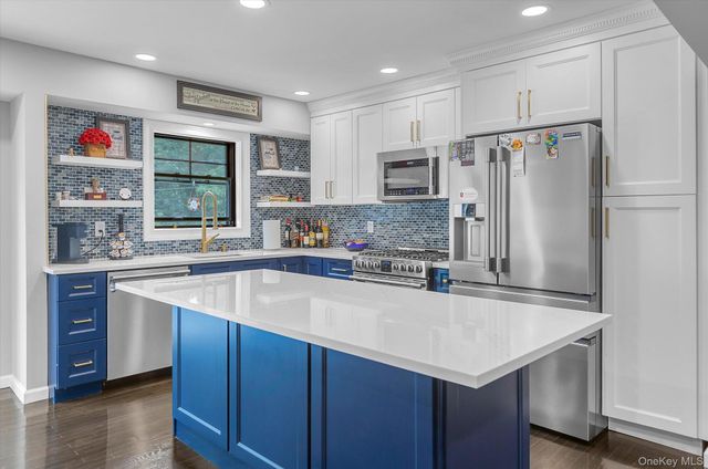 31 Apple Lane, Commack, NY 11725