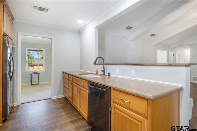 1004 Oakwood Dr, Longview, TX 75604