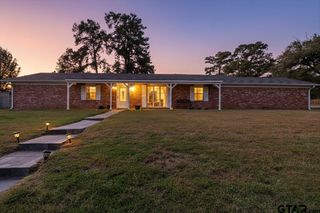 1004 Oakwood Dr, Longview, TX 75604