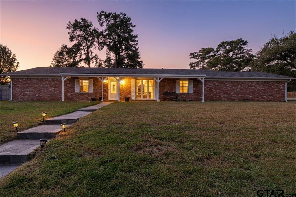 1004 Oakwood Dr, Longview, TX 75604