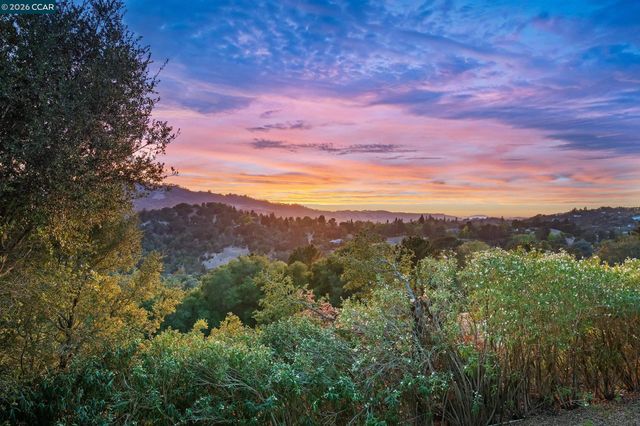 65 Bates Blvd, Orinda, CA 94563