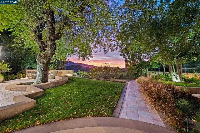 65 Bates Blvd, Orinda, CA 94563