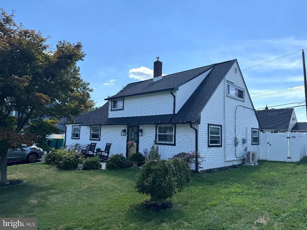 57 GREENBRIER RD, LEVITTOWN, PA 19057 — exterior