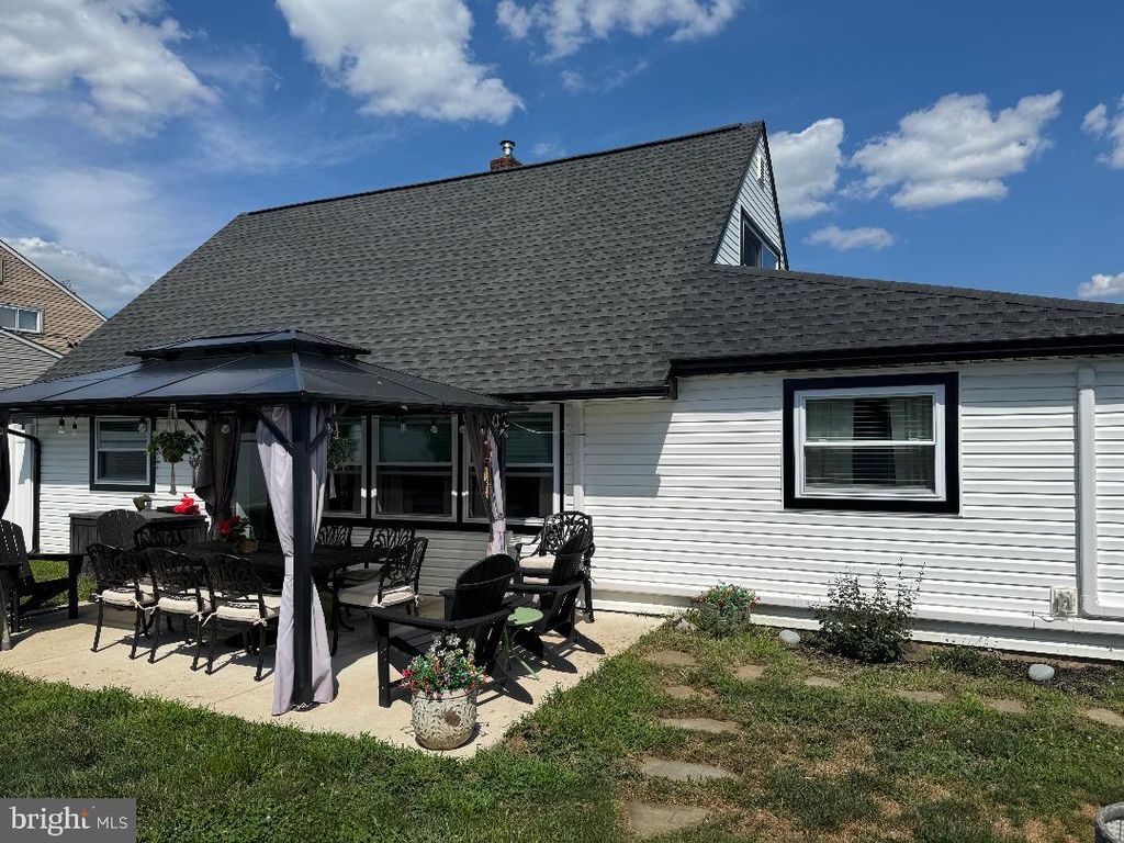 57 GREENBRIER RD, LEVITTOWN, PA 19057 — photo 3