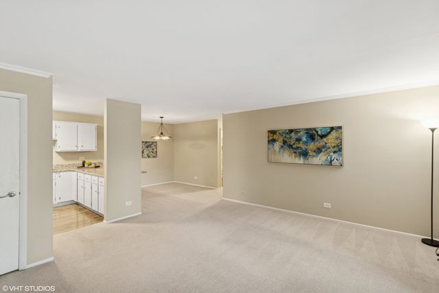 985 Golf Course Road 8, Crystal Lake, IL 60014