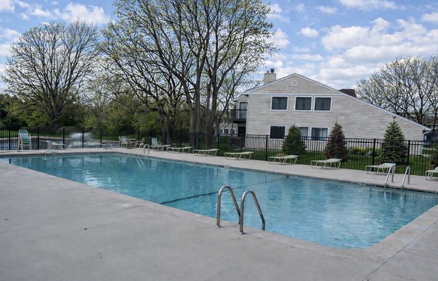 213 Winding Oak Lane, Buffalo Grove, IL 60089