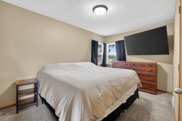 8026 Crestview Drive, Des Moines, IA 50320