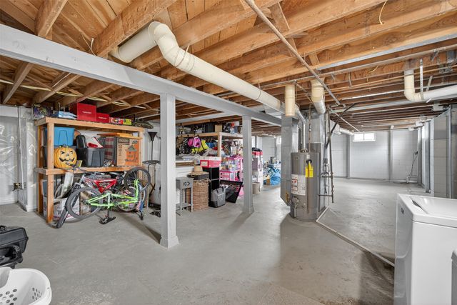 8026 Crestview Drive, Des Moines, IA 50320