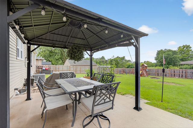 8026 Crestview Drive, Des Moines, IA 50320