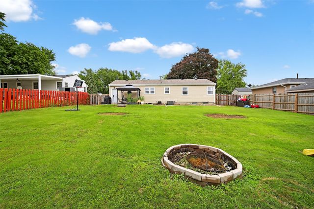 8026 Crestview Drive, Des Moines, IA 50320