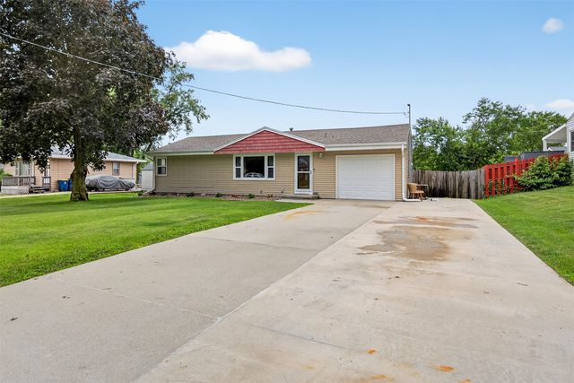 8026 Crestview Drive, Des Moines, IA 50320