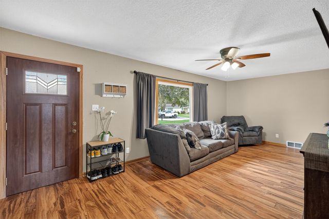 8026 Crestview Drive, Des Moines, IA 50320