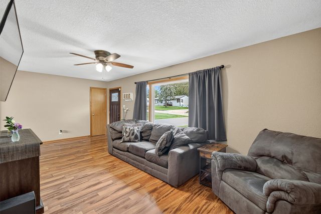8026 Crestview Drive, Des Moines, IA 50320