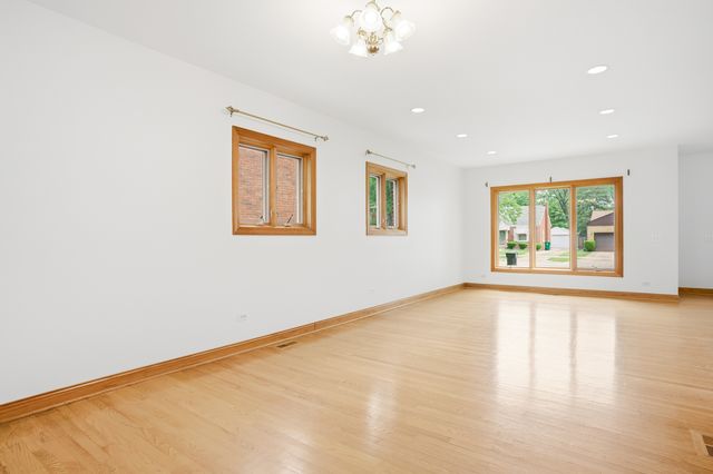1236 S Brophy Avenue, Park Ridge, IL 60068