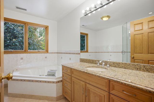 1236 S Brophy Avenue, Park Ridge, IL 60068