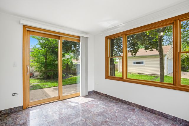 1236 S Brophy Avenue, Park Ridge, IL 60068