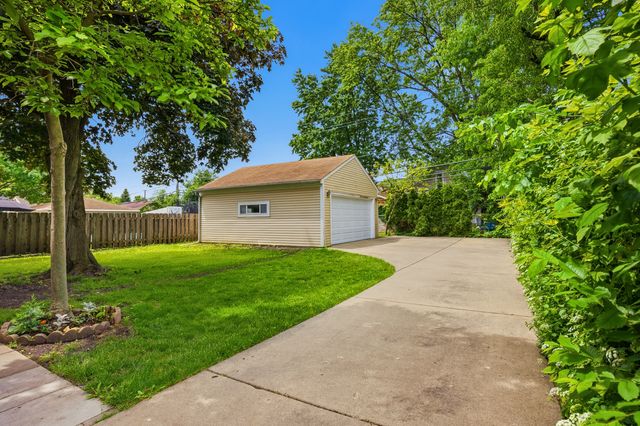 1236 S Brophy Avenue, Park Ridge, IL 60068