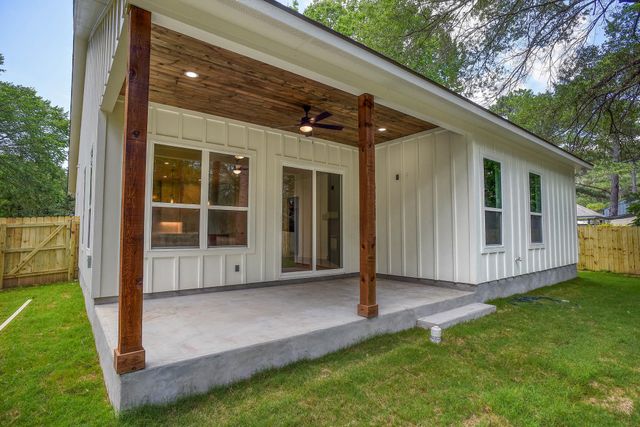 104 Pony Grass LN, Bastrop, TX 78602