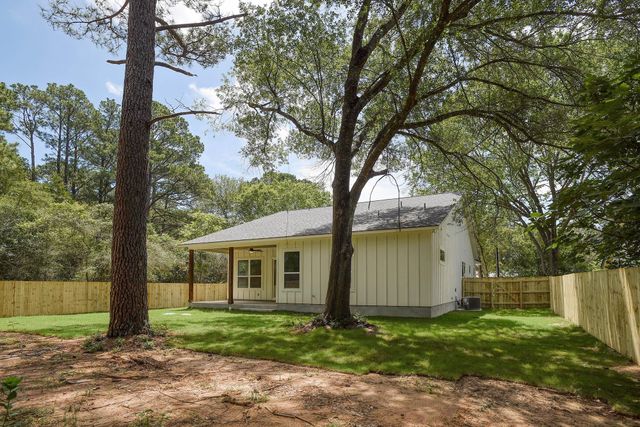 104 Pony Grass LN, Bastrop, TX 78602