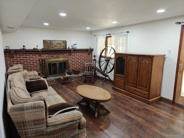 160 Atlantic Place, Hauppauge, NY 11788