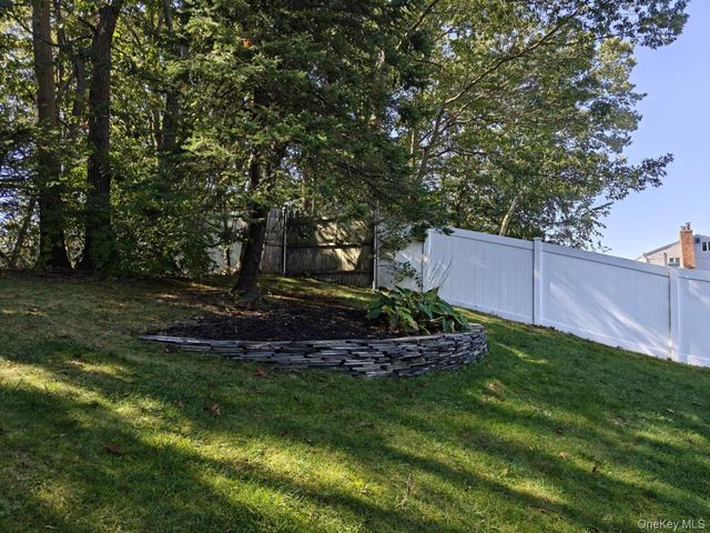 160 Atlantic Place, Hauppauge, NY 11788