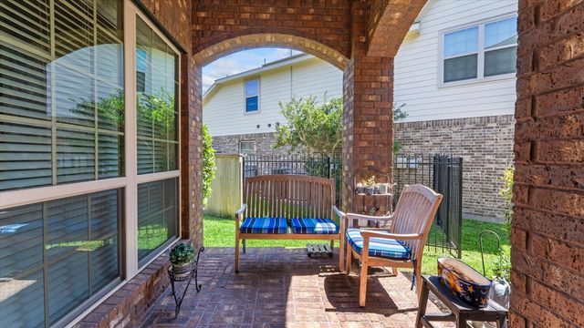 6 Newgrove Court, The Woodlands, TX 77354
