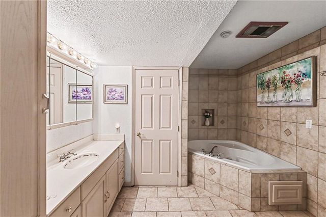 304 Mesa Drive, Smithville, MO 64089