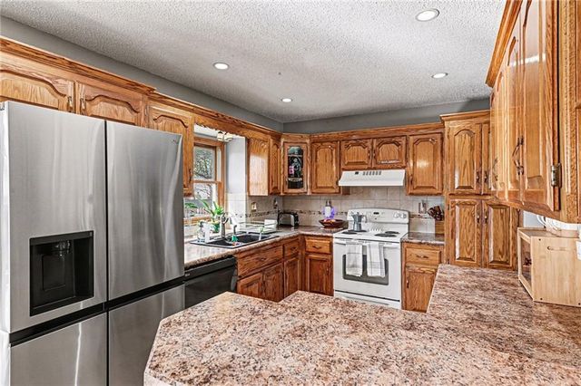 304 Mesa Drive, Smithville, MO 64089