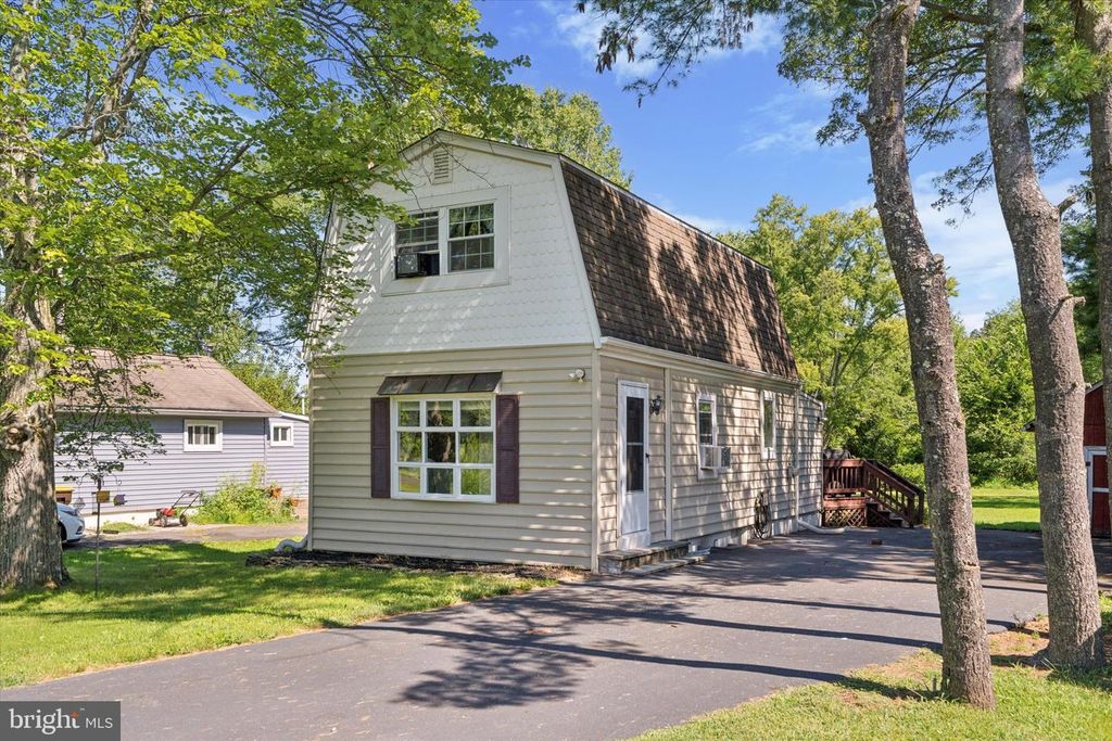 3321 SALFORD STATION RD, Perkiomenville, PA 18074