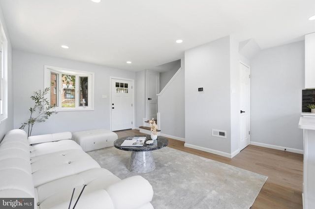 719 HILLTOP TER SE, Washington, DC 20019