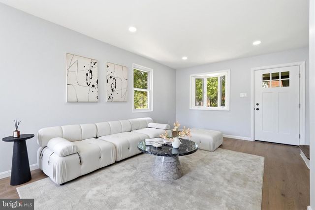 719 HILLTOP TER SE, Washington, DC 20019
