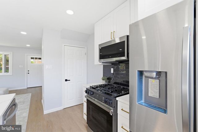 719 HILLTOP TER SE, Washington, DC 20019