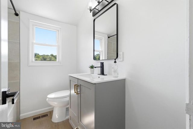 719 HILLTOP TER SE, Washington, DC 20019