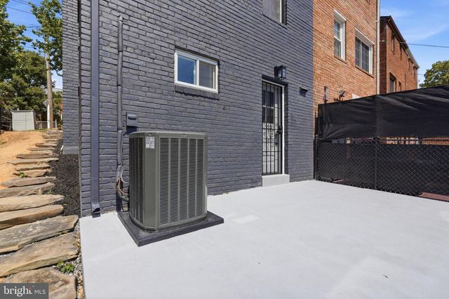 719 HILLTOP TER SE, Washington, DC 20019
