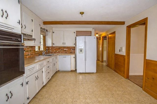 4 Raymond Dr, Wilbraham, MA 01095