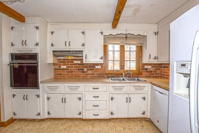 4 Raymond Dr, Wilbraham, MA 01095