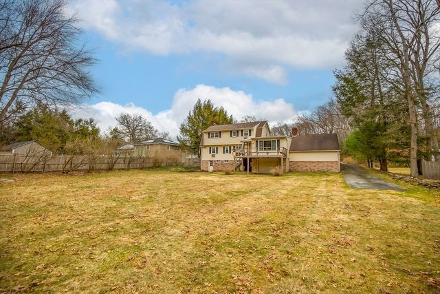 4 Raymond Dr, Wilbraham, MA 01095