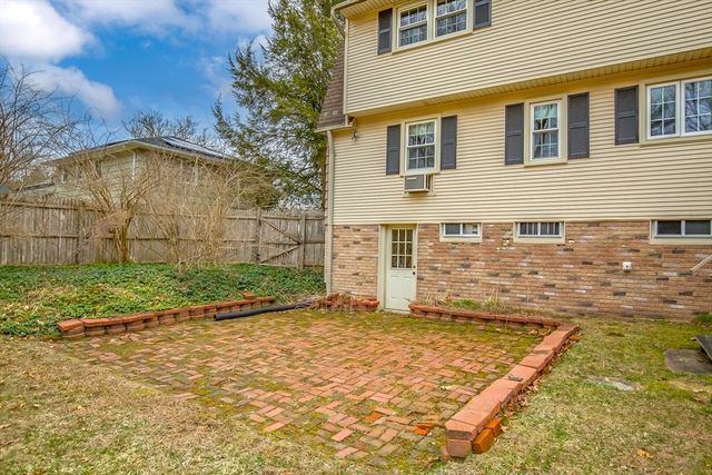 4 Raymond Dr, Wilbraham, MA 01095