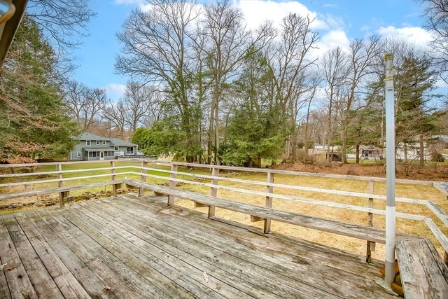 4 Raymond Dr, Wilbraham, MA 01095