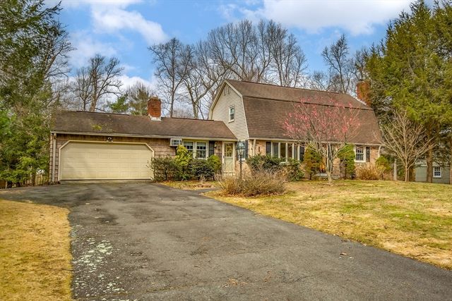 4 Raymond Dr, Wilbraham, MA 01095