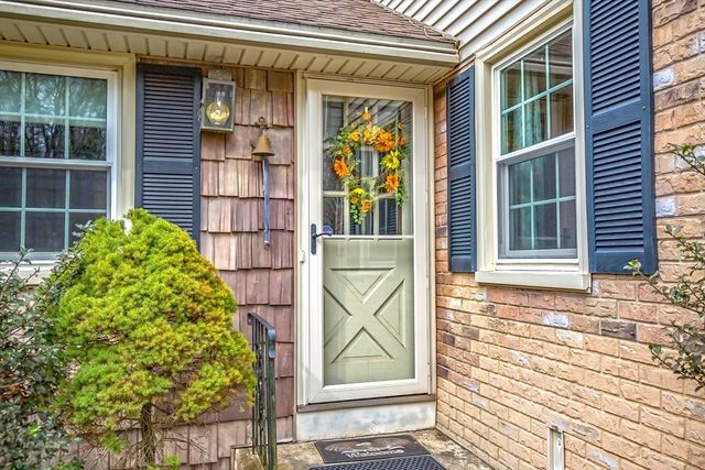 4 Raymond Dr, Wilbraham, MA 01095