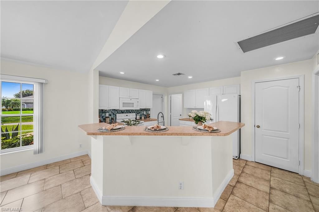 Image 10 of property listing at 2724 SW 2nd AVE, Cape Coral, FL 33914