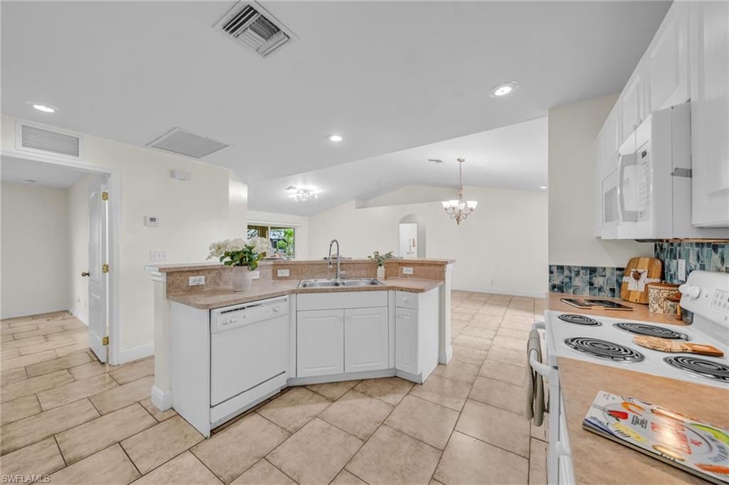 Image 13 of property listing at 2724 SW 2nd AVE, Cape Coral, FL 33914