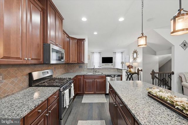 105 TROUT LILY DR, Lake Frederick, VA 22630