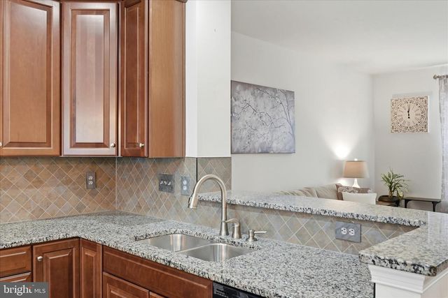 105 TROUT LILY DR, Lake Frederick, VA 22630