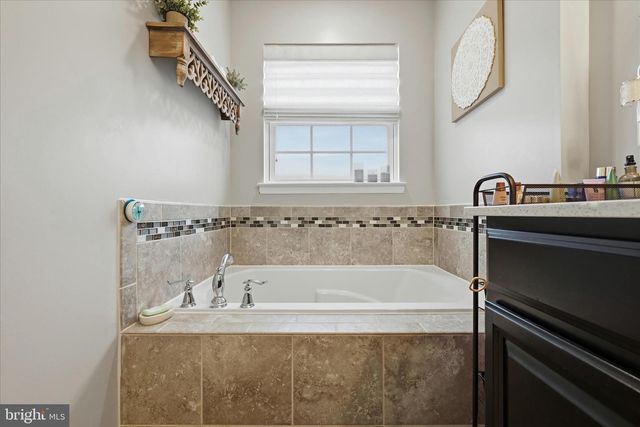 105 TROUT LILY DR, Lake Frederick, VA 22630