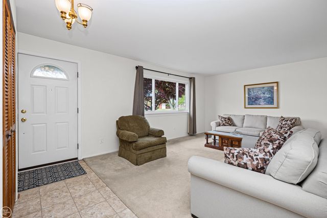 11142 Plumbrook Road, Sterling Heights, MI 48312