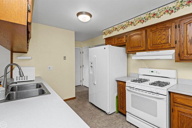 11142 Plumbrook Road, Sterling Heights, MI 48312